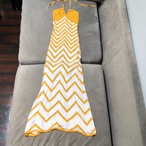 Bebe maxi dress yellow and white size xs